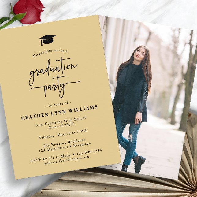 Convite Foto Dourada de Graduação Preta (Gold Black Graduation Party Photo Invitation by Painted Paperie
)