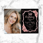 Convite Foto Dourada do Rosa preto 50º aniversário<br><div class="desc">Elegante convite de 50 anos florais com sua foto. Design cor-de-rosa preto vírgula com ouro brilhante rosa. Funcionalidades cor-de-rosa pincelado, tipo de letra de script e confetti. Perfeito para uma festa de comemoração de na moda adulto. Personalize com seus próprios detalhes. Pode ser personalizado para qualquer idade! Impressos convites Zazzle...</div>