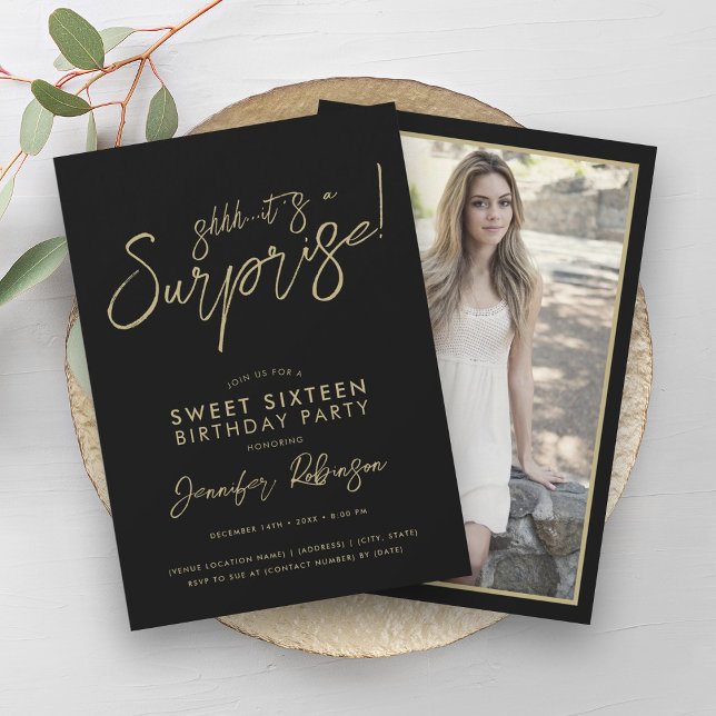 Convite Foto Dourada e Negra Moderna Surpresa Sweet 16 (Modern Gold & Black Photo Surprise Sweet 16 Invitation)