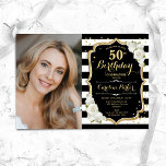 Convite Foto Dourada Elegante de branco preto Foto 50º ani<br><div class="desc">Elegante convite de 50 anos florais com sua foto. Design branco preto de vidro com ouro brilhante. Apresenta faixas pretas e brancas, rosas, fontes de script e confetti. Perfeito para uma festa de comemoração de na moda adulto. Personalize com seus próprios detalhes. Pode ser personalizado para qualquer idade! Impressos convites...</div>