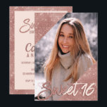 Convite Foto Dourada Glitter Border Rosa Cinza 16<br><div class="desc">Este luxo e foto de glamour O 16 convite é perfeito para a garota chic e elegante de aniversário. Ele apresenta cantos brilhantes de rosa-ouro bonito imprimidos e brilhantes que enquadram uma fotografia do convidado de honra com a tipografia de bruxos personalizada e, no verso, uma borda rosa-ouro que encapsula...</div>