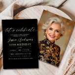 Convite Foto Dourada Mínima Preta 60º Aniversário<br><div class="desc">Comemore a fazer 60 anos de estilo com um Convite de Aniversário Dourado e Preto para Script Minimalista! Apresentando sotaques negros e dourados, tipografia elegante da escrita, e um design limpo e moderno, este convite dá o tom para uma celebração sofisticada. Perfeito para qualquer lugar, de salões quentes a encontros...</div>