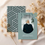 Convite Foto e assinatura modernas Oval 50º aniversário<br><div class="desc">Na moda 50º Convite de Aniversário. Design apresenta uma fotografia oval da aniversariante/rapaz, a elegante inscrição 'FIFTY' com o nome das pessoas no script de assinatura no topo e um simples modelo de festa de aniversário que é fácil de personalizar com seus próprios detalhes. As cores também podem ser alteradas...</div>