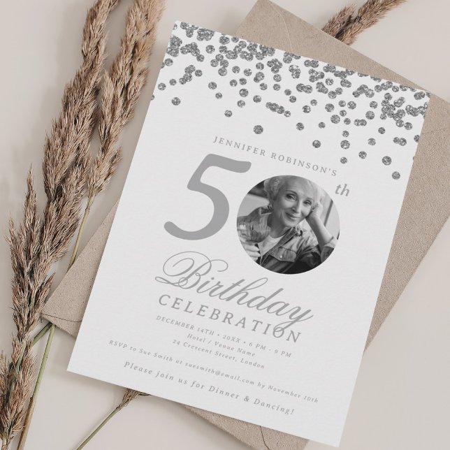 Convite Foto Elegante 50º Aniversário Confetes Prata (Elegant Photo 50th Birthday Silver Confetti Invitation)