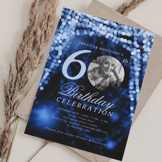 Convite Foto Elegante 60ª Luzes Azuis de Marinho de Aniver (Elegant Photo 60th Birthday Navy Blue Glam Lights Invitation)