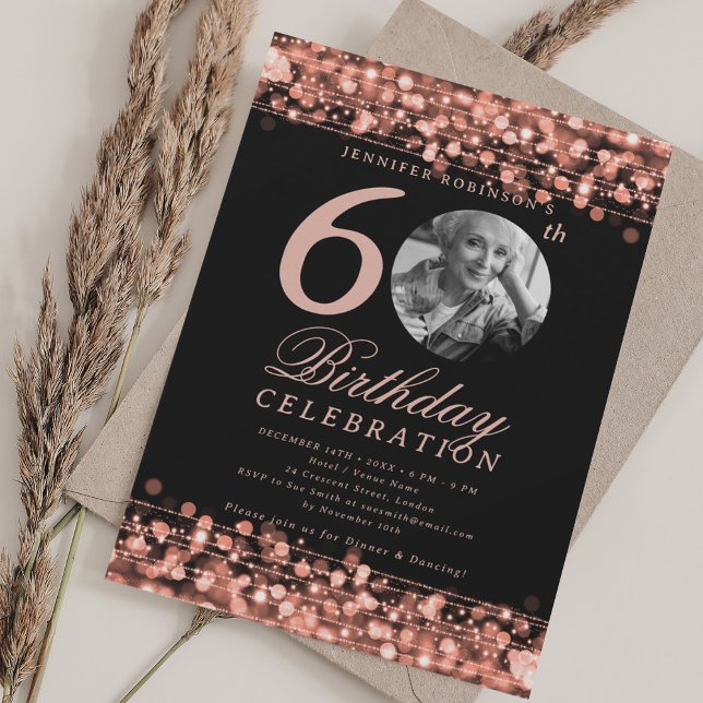 Convite Foto Elegante 60ª Luzes Douradas do Rosa de Festa  (Elegant Photo 60th Birthday Party Rose Gold Lights Invitation)