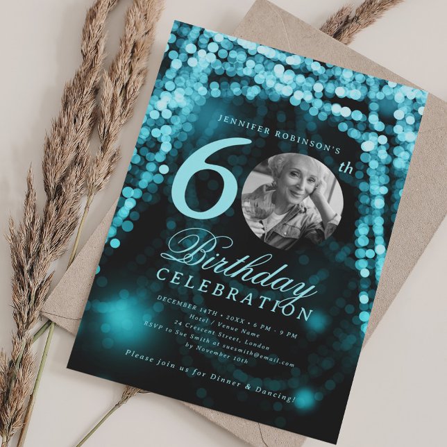 Convite Foto Elegante 60º Aniversário das Luzes de Vidro T (Elegant Photo 60th Birthday Turquoise Glam Lights Invitation)