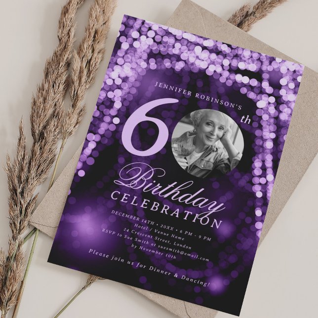 Convite Foto Elegante 60º Aniversário Luzes de Glam Roxo (Elegant Photo 60th Birthday Purple Glam Lights Invitation)