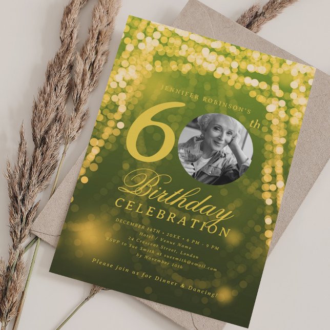 Convite Foto Elegante 60º aniversário Luzes verdes Dourada (Elegant Photo 60th Birthday Green Gold Glam Lights Invitation)