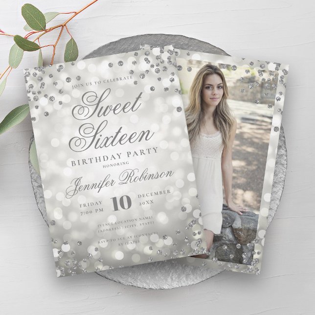 Convite Foto elegante das luzes de prata doce 16 (Elegant Silver Glam Lights Photo Sweet 16 Invitation)