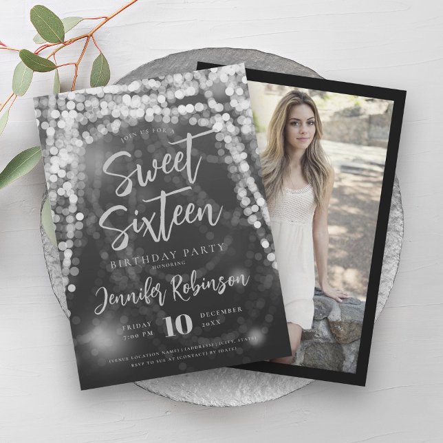 Convite Foto elegante das luzes de sequência de prata Swee (Elegant Silver String Lights Photo Sweet 16 Invitation)