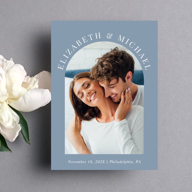 Convite Foto em arco moderno Código QR Dusty Blue Casament (Celebrate your love story with an invitation showcasing your favorite photo in an elegant arch frame)