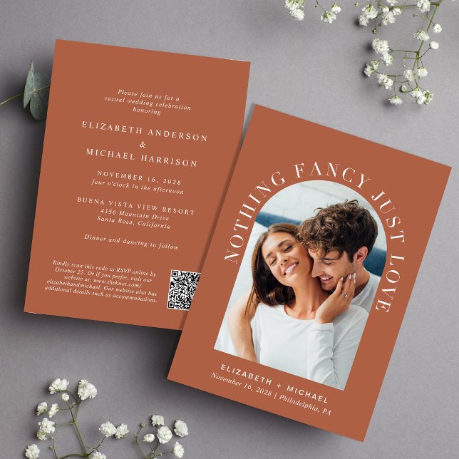 Convite Foto em Arco Moderno Código QR Terracotta Casament (Celebrate your love story with an invitation showcasing your favorite photo in an elegant arch frame)