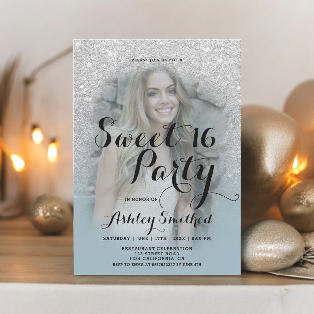 Convite Foto empoeirada azul-ombre, brilho prateado Doce 1 (Silver glitter dusty blue ombre photo Sweet 16 Invitation)