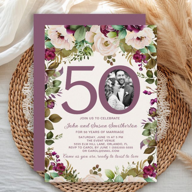 Convite Foto Floral do Creme Roxo 50º Aniversário (Elegant purple and cream-colored watercolor floral 50th wedding anniversary photo invitation)