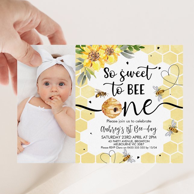 Convite Foto Floral Tão Doce De Ser Um primeiro aniversari (Photo so sweet to be one bee themed birthday invitation featuring some bees, beehive and sunflowers.)