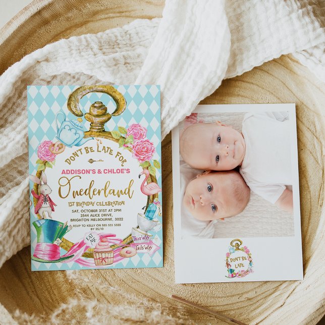 Convite Foto gêmea assistindo Alice no aniversário de Oned (Twins large watch mad hatter hat Alice in onederland birthday invitation with a photo on the back.)