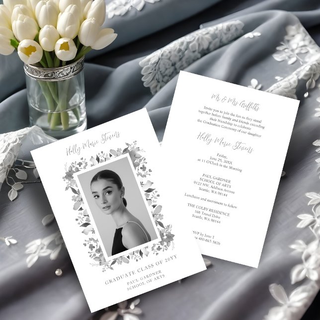 Convite Foto Graceful Floral Contemporâneo Cinza Shades (Charming Graceful Floral Contemporary Grey Shades Personalized Photo Grad Invitation Card.)