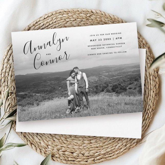 Convite Foto mínima de script | Casamento Monocromático Mo (Black and white wedding invitation featuring a couple embracing in a vast landscape. Elegant script )