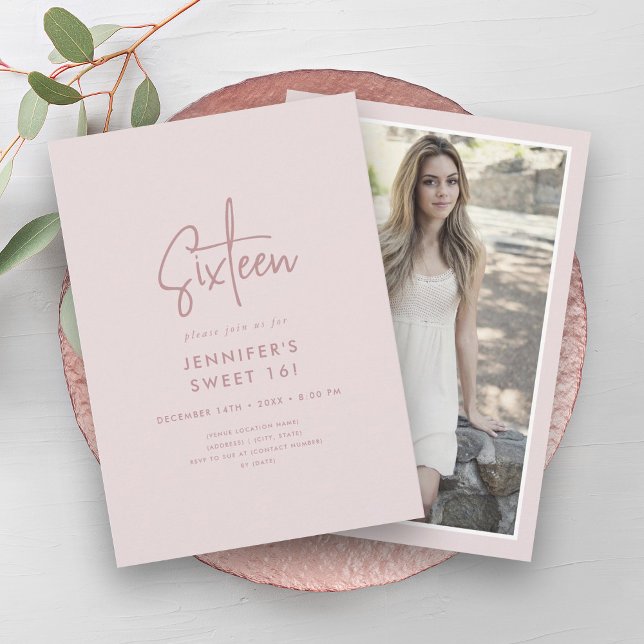 Convite Foto Mínima Moderna cor-de-rosa esbranquiçada Swee (Modern Minimal Blush Pink Photo Sweet 16 Invitation)