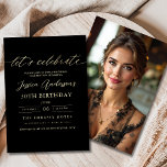 Convite Foto minimalista de aniversário Dourado negro<br><div class="desc">Comemore a fazer 30 anos de estilo com um Convite de Aniversário Dourado e Preto para Script Minimalista! Apresentando sotaques negros e dourados, tipografia elegante da escrita, e um design limpo e moderno, este convite dá o tom para uma celebração sofisticada. Perfeito para qualquer lugar, de salões quentes a encontros...</div>