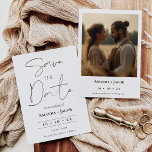 Convite Foto minimalista moderna salvando a data<br><div class="desc">Foto minimalista moderna do casamento de trás Salve a data do casamento minimalista moderno salve a data com um moderno título de caligrafia de linha mono e um divisor de linha fino. A foto do casal aparece no verso. Excelente para um casal procurando por uma simples foto moderna, salve a...</div>