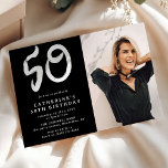 Convite Foto moderna de 50ª Festa de aniversário<br><div class="desc">50º Convite Fotográfico de Aniversário da Trendy. O design apresenta uma fotografia da sua escolha num fundo preto,  com um modelo simples de texto branco,  fácil de personalizar. O número 50 é divertido,  uma tipografia de pinceladas que dá a este convite uma sensação moderna.</div>
