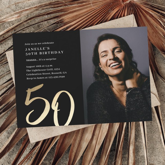 Convite Foto moderna simples 50º aniversário (Simple modern script black and gold 50th birthday party photo invitations.)