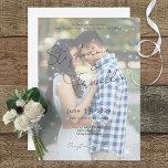 Convite Foto Moderno Vellum Sparkle Invitation<br><div class="desc">Este convite moderno está pronto para ser personalizado com sua foto de noivado ou foto de noiva pré-casamento. Coloque sua bela foto na placa e ela aparecerá embaixo da cobertura de velo suave,  que é aspergida com faíscas brancas. Criado pela imprensa simplesmente de farmácia.</div>