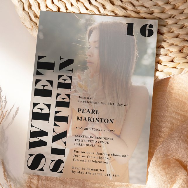 Convite Foto negra e simples, doce, 16 anos (Bold simple black photo sweet 16 birthday invitation)