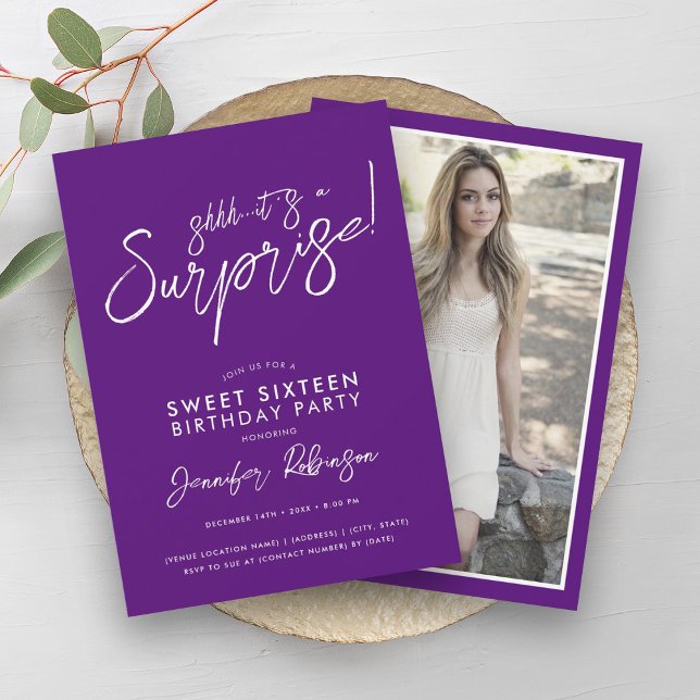 Convite Foto original roxa e branca moderna Sweet 16 (Modern Purple & White Photo Surprise Sweet 16 Invitation)