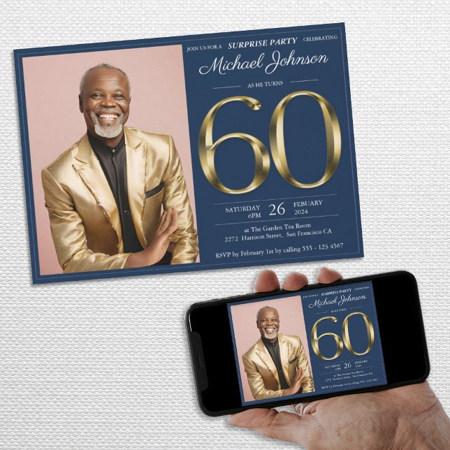 Convite Foto personalizada azul do Marinho Dourado Surpres (Gold Navy Blue Custom Photo Surprise 60th Birthday Invitation)