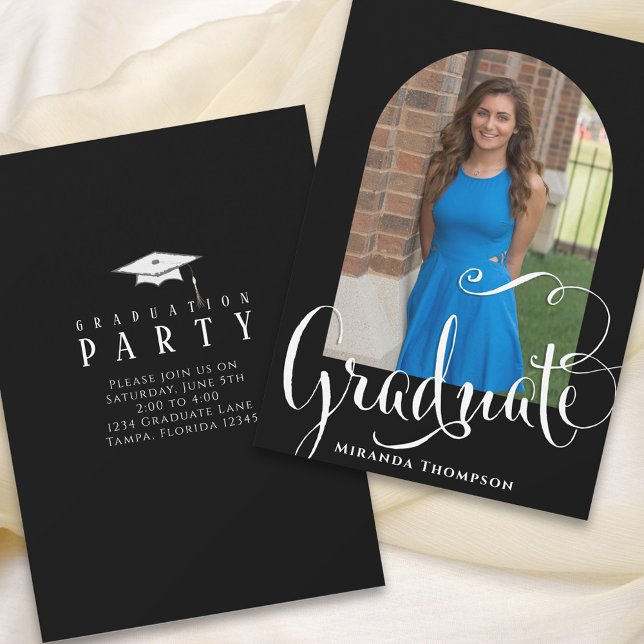 Convite Foto personalizada de script de caligrafia de grad (Graduation announcement invitation with arch photo template.)