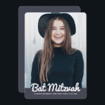 Convite Foto personalizada do Bat Mitzvah<br><div class="desc">Este design é composto de uma escrita cursiva divertida,  contrariada por uma simples tipografia de san serif. Esta design é moderna e simples. Adicionar imagem de foto.

Disponível aqui:http://www.zazzle.com/store/selectpartysupplies</div>