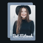 Convite Foto personalizada do Bat Mitzvah<br><div class="desc">Este design é composto de uma escrita cursiva divertida,  contrariada por uma simples tipografia de san serif. Esta design é moderna e simples. Adicionar imagem de foto.

Disponível aqui:http://www.zazzle.com/store/selectpartysupplies</div>