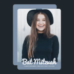 Convite Foto personalizada do Bat Mitzvah<br><div class="desc">Este design é composto de uma escrita cursiva divertida,  contrariada por uma simples tipografia de san serif. Esta design é moderna e simples. Adicionar imagem de foto.

Disponível aqui:http://www.zazzle.com/store/selectpartysupplies</div>
