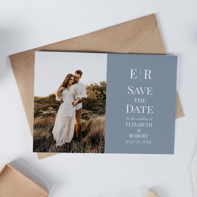 Convite Foto personalizada do monograma azul empoeirado Sa (Dusty Blue Monogram Custom Photo Save the Date Invitation on a white table with neutral decoration)