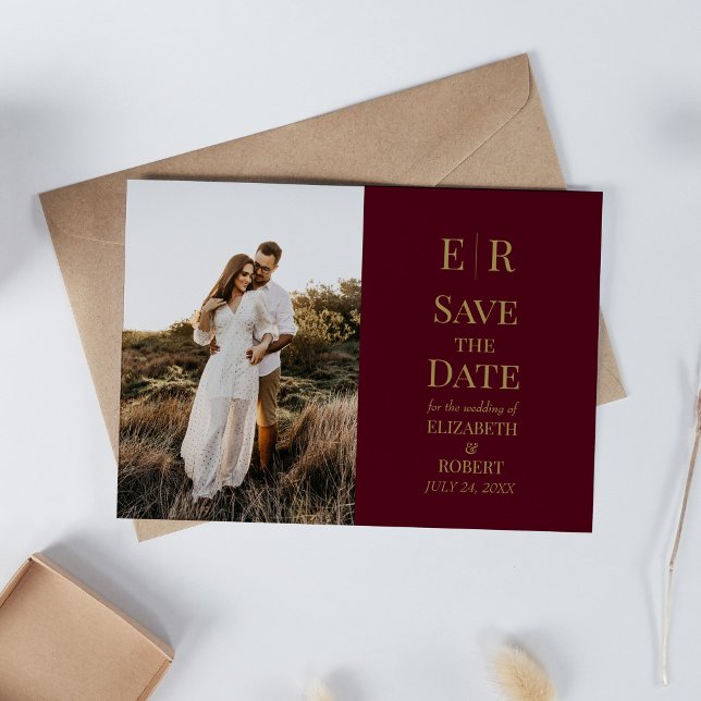 Convite Foto personalizada do Monograma da Borgonha Salvar (Burgundy Monogram Custom Photo Save the Date Invitation on neutral boho wedding table.)