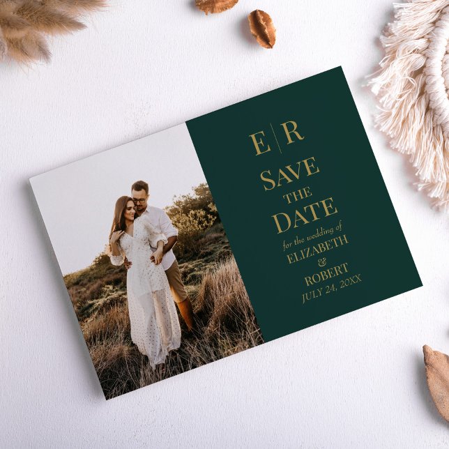 Convite Foto personalizada do Monograma Verde Emerald Salv (Emerald Green Monogram Custom Photo Save the Date Invitation on a neutral boho table.)