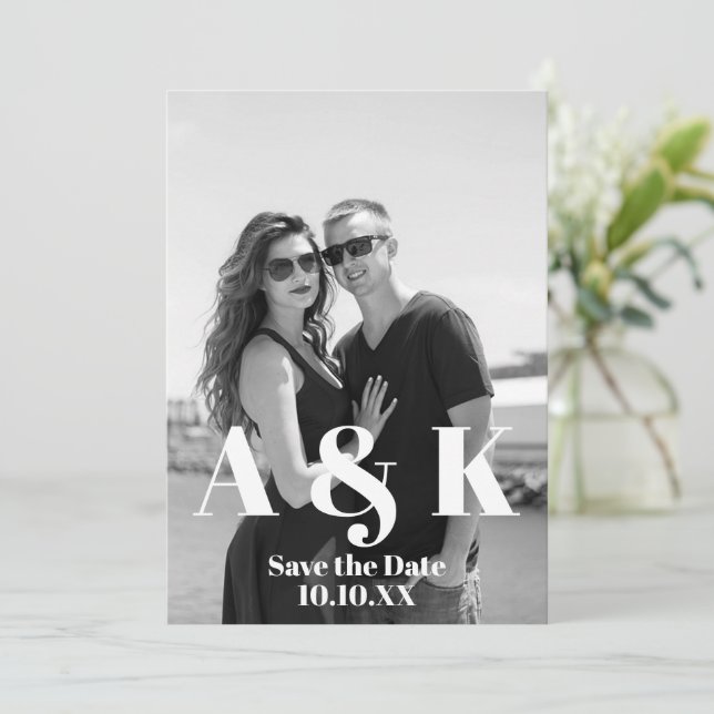 Convite Foto personalizada e monograma grande Salvar a dat (Em pé/Frente)