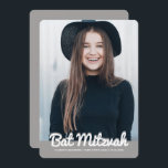 Convite Foto personalizada moderna do Bat Mitzvah<br><div class="desc">Esta design é composta por uma escrita cursiva lúdica contrabalançada pela simples tipografia san serif. Esta design é moderna e simples. Adicionar imagem fotográfica. Disponível aqui: http://www.zazzle.com/store/selectpartysupplies</div>