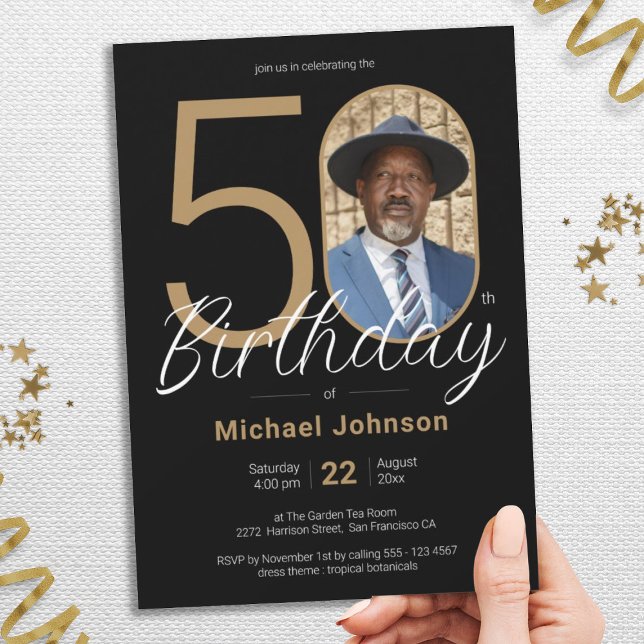Convite Foto personalizada simples e preta Dourada Foto 50 (Gold Black Simple Chic Custom Photo 50th Birthday Invitation)