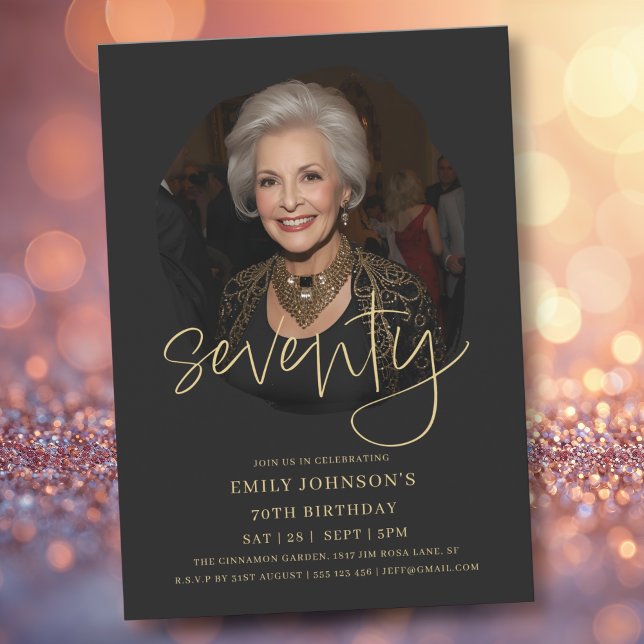 Convite Foto preta e Dourada 70 de Script Aniversário (Photo Black and Gold Script 70th Birthday Invitation)