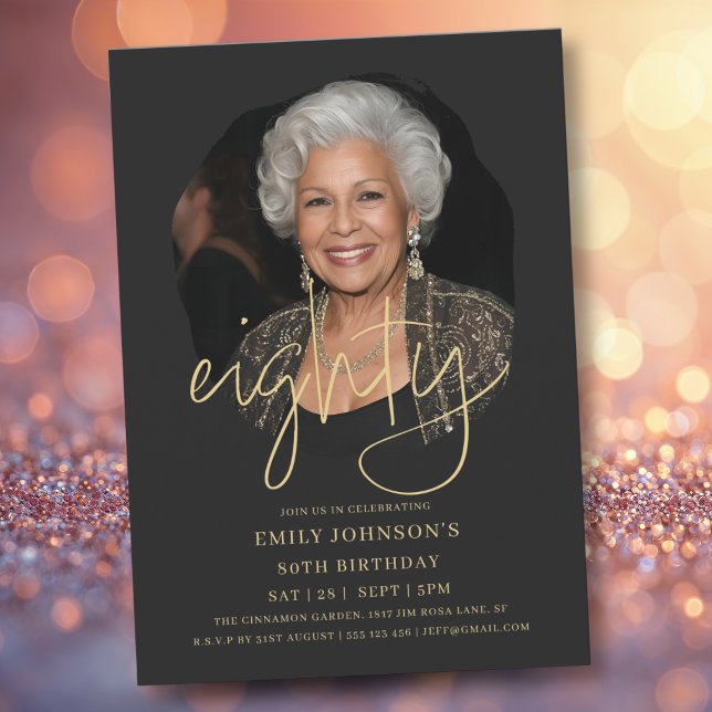 Convite Foto preta e Dourada 80 de Script Aniversário (Photo Black and Gold Script 80th Birthday Invitation)