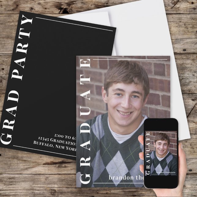 Convite Foto Preto e Branco Moderna Simples de Graduado (Graduation announcement invitation with full bleed photo.)