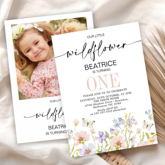 Convite Foto rosa púrpura primeiro aniversario de flor sel (Girls Little Wildflower First Birthday Invitation with Photo, Little Wildflower 1st Birthday Invite)