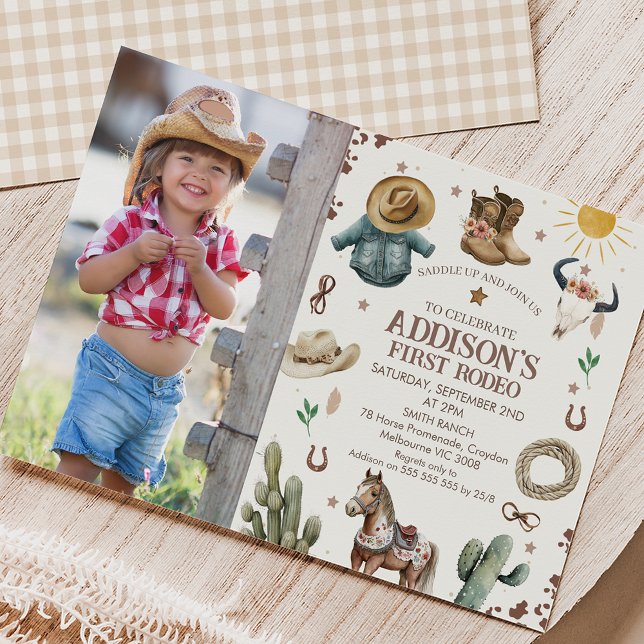 Convite Foto Rustic First Rodeo Wild West primeiro anivers (Cute girls first rodeo 1st birthday invitation featuring a horse, cowgirl boots and more.)