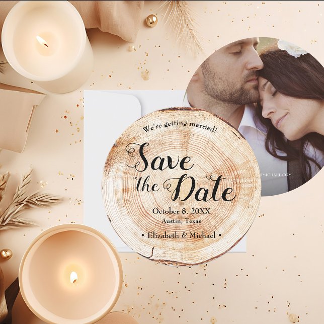 Convite Foto rustica de casamento Madeira Grain Salve a da (Unique round Wedding save the date, wood cut slice with instant customizable photo website and names)