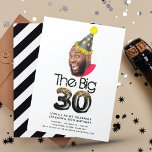 Convite Foto simples, aniversário de 30 anos, preto<br><div class="desc">Aniversário de 30 anos de Foto Moderno Simples, design Dourado. Você pode mudar a foto facilmente e, se você continuar, clique para personalizar mais, você pode mover o Chapéu de Aniversário à medida que ele funciona para você. Os produtos correspondentes podem ser encontrados na Coleção de aniversário de 30 anos....</div>