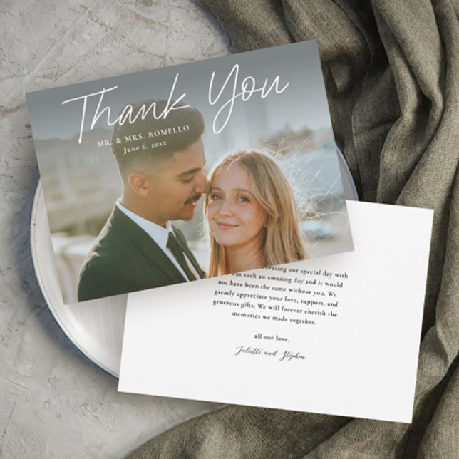 Convite Foto Simples de Casamento de Script Moderno Obriga (Modern script photo wedding thank you card with full bleed photo typography overlay.)